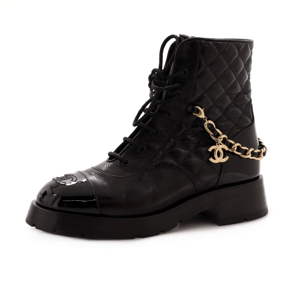 CHANEL Black Quilted Leather Interlocking CC Logo Combat Boots 39 8 –  Fashion Reloved