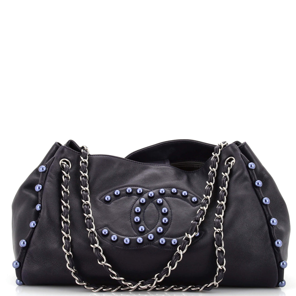 【CHANEL】  ★完売御礼★ Chanel Pearl Obsession Accordion Tote Lambskin Medium Blue 2668411