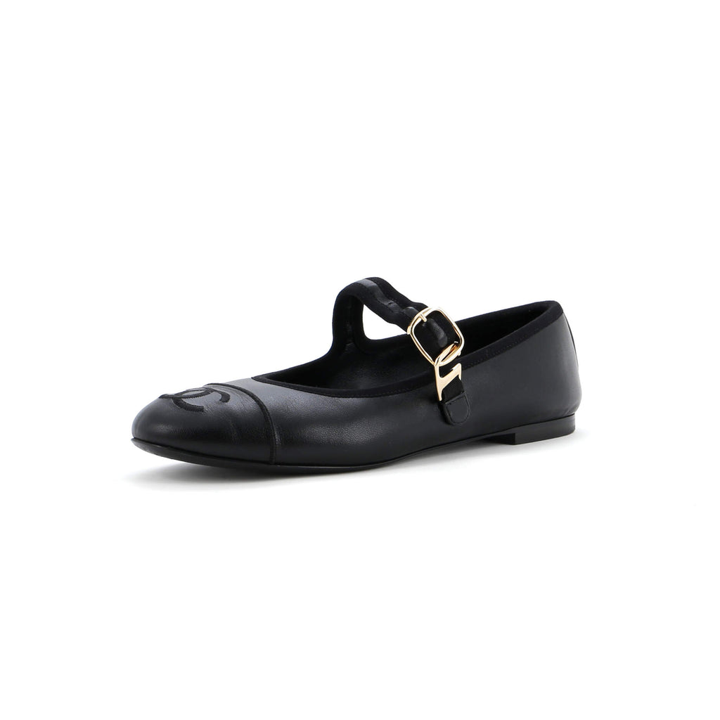 CHANEL ブラックレザー ポインテッドトゥシューズ Chanel Women's CC Mary Jane Flats Embroidered Leather 303393