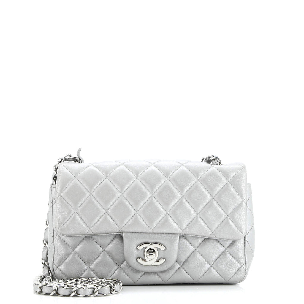 希少　CHANEL オリラグファー 1番人気グレー ホワイト Chanel Classic Single Flap Bag Quilted Lambskin Mini Silver 3550491