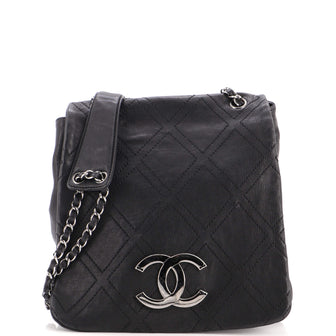 Chanel Diamond Stitch Messenger Quilted Calfskin Medium