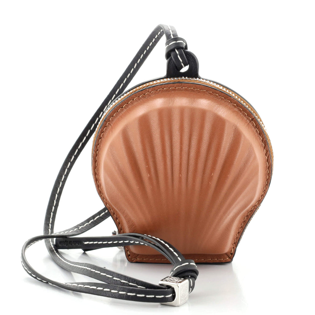 LOEWE シーシェルポーチミニ　クラシックカーフ 定価81,400円 LOEWEシーシェルポーチミニ（クラシックカーフ） 【公式