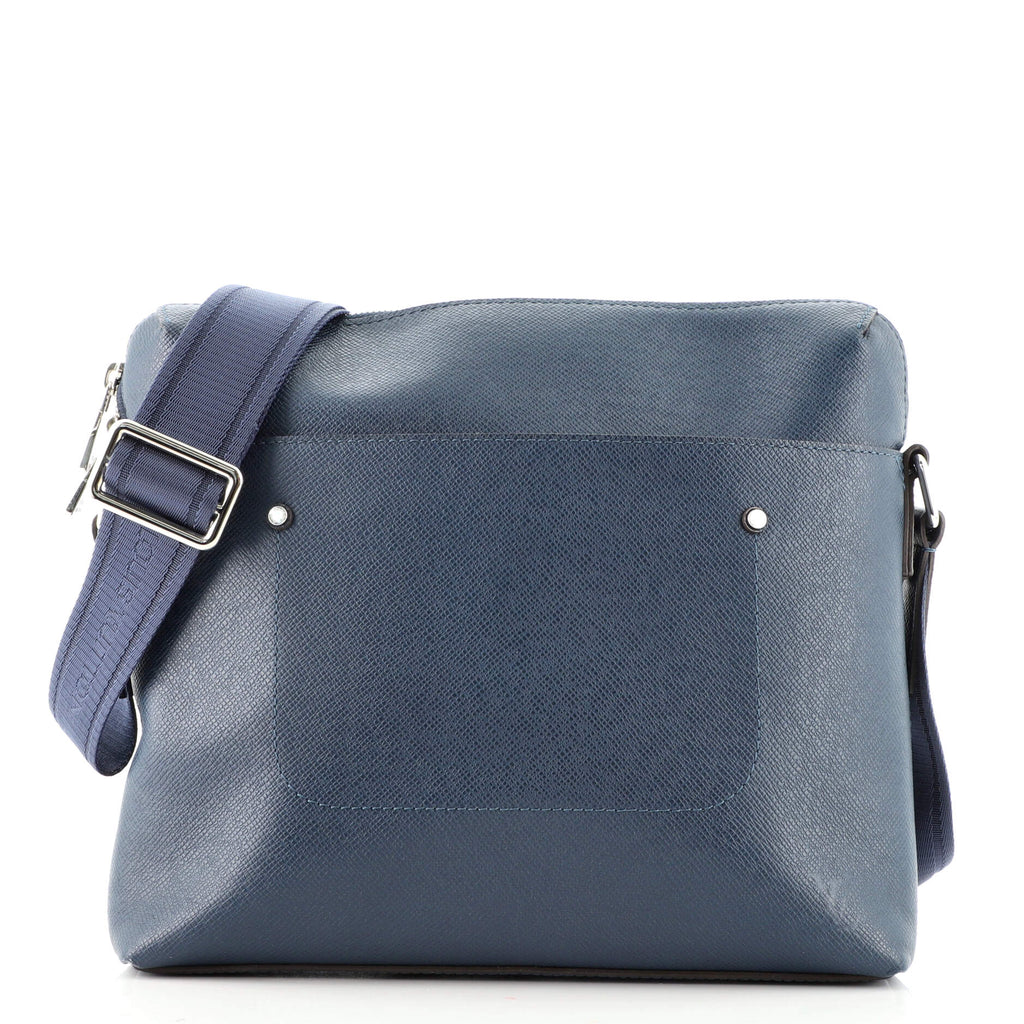 Louis Vuitton Grey Taiga Leather Grigori PM Messenger Bag For Sale