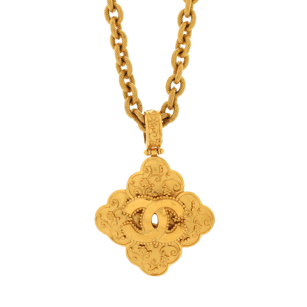 Chanel Gold Vintage Cc Clover Pendant Textured Chain Necklace | Chain  necklace, Necklace, Chain
