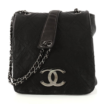 Chanel Diamond Stitch Messenger Quilted Calfskin Medium Black 3113902