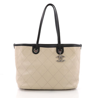 Chanel Fever Tote Quilted Caviar Small 3757321