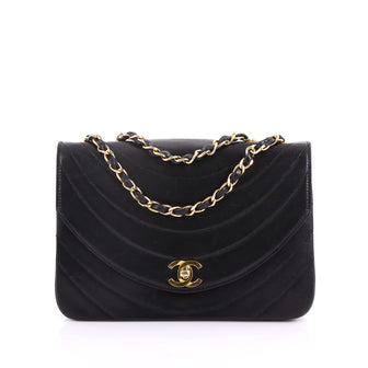 Buy designer Shoulder Bags by marc-jacobs at The Luxury Closet.