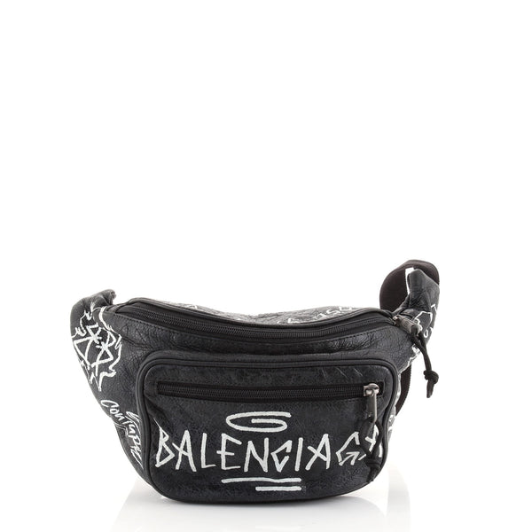 BALENCIAGA ボディバッグ ブラック グラフィティ Balenciaga Graffiti Explorer Belt Bag Leather Medium Black 945071